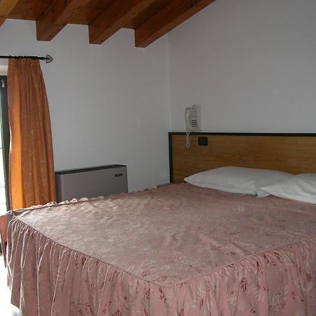 Hotel La Pergola Moniga del Garda ภายนอก รูปภาพ