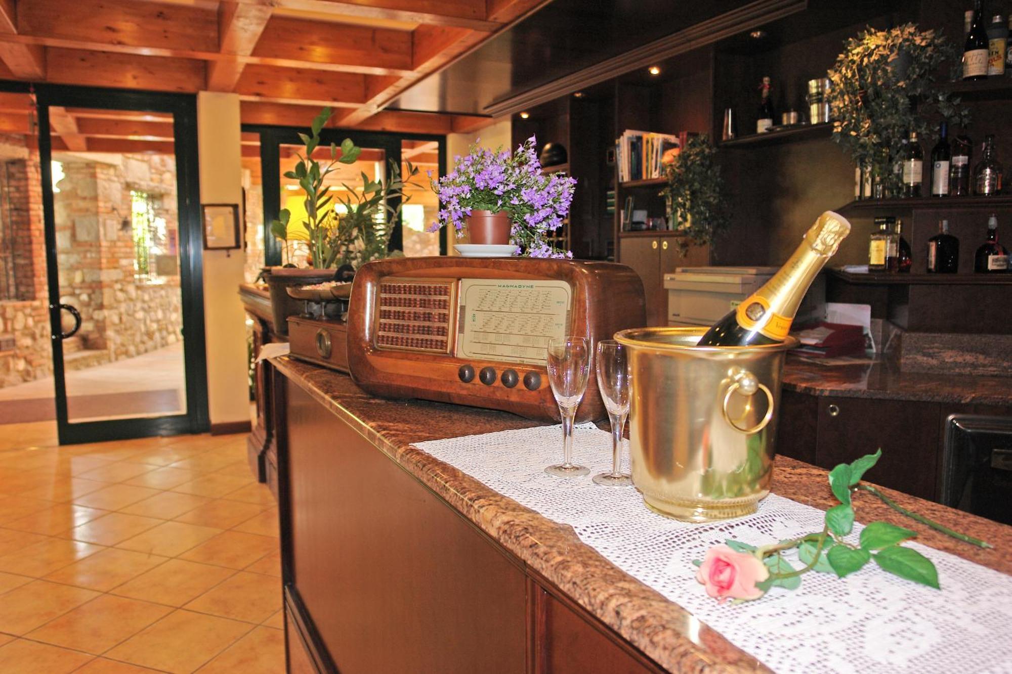 Hotel La Pergola Moniga del Garda ภายนอก รูปภาพ