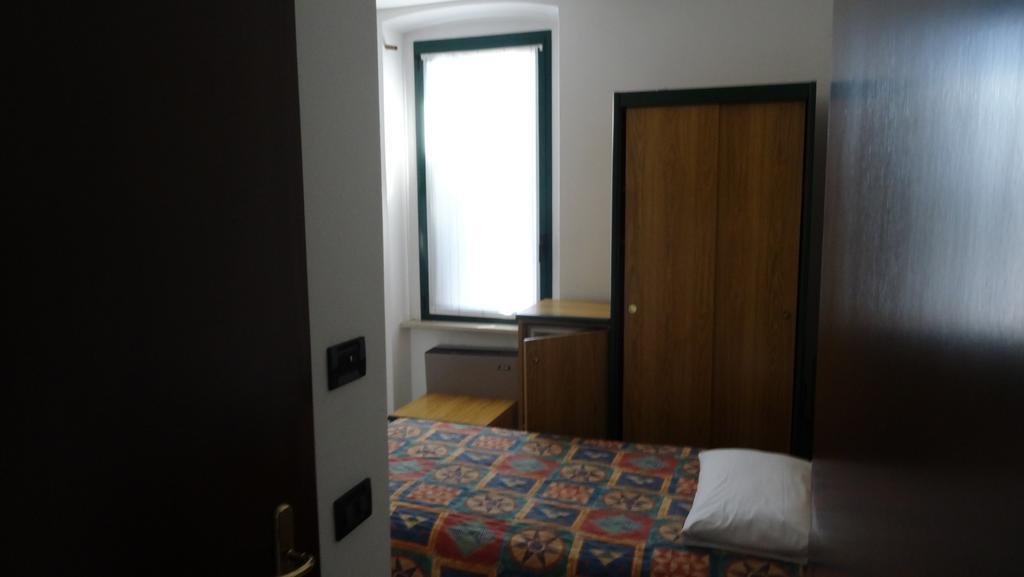 Hotel La Pergola Moniga del Garda ภายนอก รูปภาพ